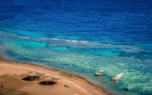 مدينة مصرية تتصدر القائمة.. هذه أجمل 5 شواطئ بالشرق الأوسط