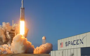 انطلق إلى النجوم.. «سبيس إكس» ترسل رفات 152 شخصا لـ«دفنها» في الفضاء