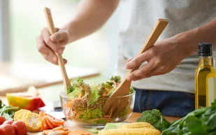 أطعمة تتحول إلى مواد سامة بعد انتهاء مدة صلاحيتها