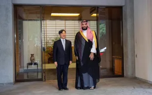 إمبراطور اليابان يستقبل ولي العهد بقصر أكاساكا في طوكيو (فيديو)