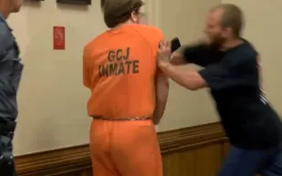 أب يتلقى عقابا فوريا في قلب المحكمة بعد قتله طفله الرضيع ( فيديو)