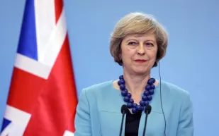 شاهد رقص نيريزا ماي في أحد المهرجانات بجوار زوجها (فيديو)