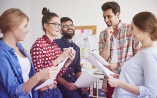 يوم الصداقة العالمي: 7 أصدقاء يحتفلون في كل مكتب