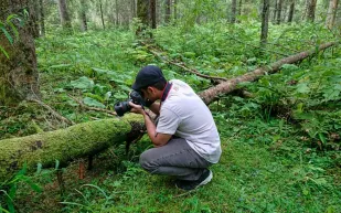 حصد 123 جائزة.. شاب سعودي يتغلب على " فوبيا الحشرات" باحتراف تصويرها عالميًا 