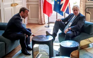 وضع قدمه على طاولة القهوة.. هل تعمد جونسون إهانة ماكرون خلال لقائهما في قصر الإليزيه؟