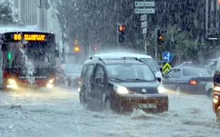 شاهد| لحظة انهيار جسر في تركيا بسبب السيول