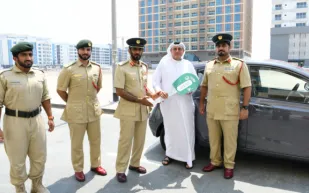 مواطن التزم بقواعد المرور في دبي فمنحته السلطات سيارة " هيونداي" هدية