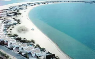 لعشاق البحر.. «نصف القمر» يدعوك لقضاء عطلة مميزة