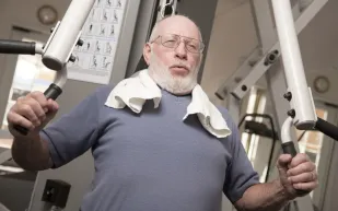 رغم الرجيم.. لماذا يزيد الوزن مع التقدم في السن؟