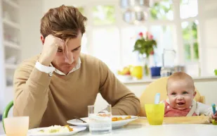 "حقيقة مرة" تستدعي العلاج حالاً.. اكتئاب ما بعد الولادة يصيب الأب أيضاً 