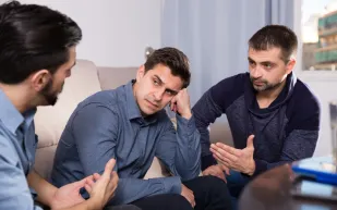 ماذا يجعل طلب النصيحة من الآخرين أكثر جاذبية من التقييم؟