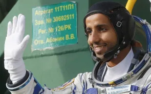 تضخَّم رأس وتغير حاسة الشم.. لماذا حدثت تغيرات جسدية لرائد الفضاء الإماراتي؟ 