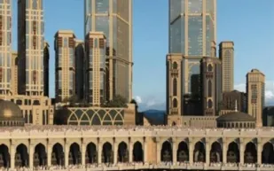 مكة تحتضن أعلى مصلى معلّق في العالم بإطلالة مباشرة على الكعبة 
