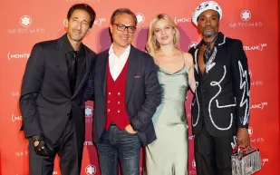 "مون بلان" تلون باريس بالأحمر لإطلاق أحدث تشكيلة لها دعماً لجهود مكافحة الإيدز