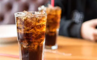 احذر.. كوبان من المشروبات الغازية قد يتسببان في وفاتك