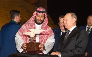 صُنعت من أنياب "الماموث".. ما هدية الرئيس الروسي لولي العهد؟