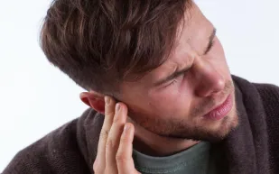 التهاب الأذن الوسطى .. إليك الأسباب وطرق العلاج