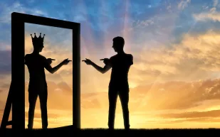 التملق أحد المفاتيح.. كيف تتفاوض مع مديرك وزملائك النرجسيين؟