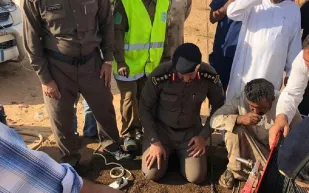 مهمة إنقاذ ناجحة.. الدفاع المدني ينتشل شخصا سقط في بئر بوادي الدواسر (فيديو)