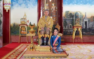 جردها من الرتب العسكرية.. لماذا عاقب ملك تايلاند زوجته بهذه الطريقة؟ (فيديو)