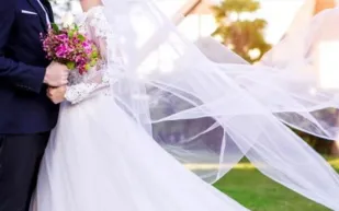 حفل مجنون.. كيف حوّل عروسان رقصة زفافهما إلى ماراثون جري