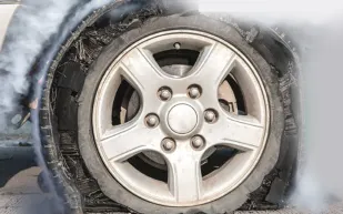 ماذا تفعل عند انفجار إطار السيارة بصورة مفاجئة؟