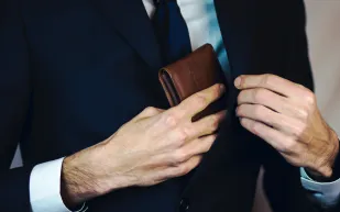  للرجل العربي الأنيق.. أرقى حافظات النقود لعام 2020