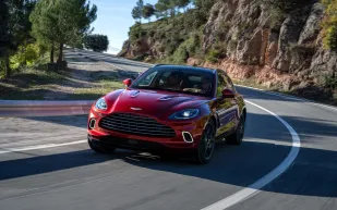 Aston Martin DBX.. واحدة من أكثر سيارات الكروس فخامة «فيديو»