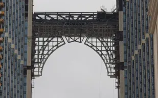 انتهاء تركيب أعلى مصلى معلق في العالم بمكة المكرمة