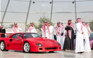 ولي العهد في جولة بمعرض الرياض للسيارات «فيديو»