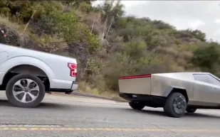 تحدٍ ناري بين تسلا الخارقة و«فورد» فمن الفائز؟ «فيديو»