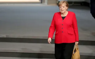  بعد نوبات الارتجاف المتكررة.. ميركل تكاد تسقط أرضًا بعد اختلال توازنها «فيديو»