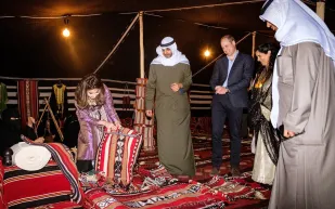 سهرة تراثية مميزة.. الأمير ويليام في خيمة تقليدية بصحراء الكويت «فيديو»