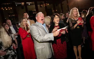 شركة تفاجئ موظفيها بمكافأة 10 ملايين دولار.. ماذا كان رد فعلهم؟! «فيديو» شركة تفاجئ موظفيها بمكافأة 10 ملايين دولار.. ماذا كان رد فعلهم؟! «فيديو»