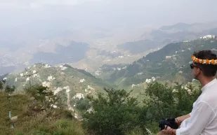 أبهرته طبيعتها النادرة.. جولة سائح سويسري بين جبال «فيفاء» الساحرة «فيديو»