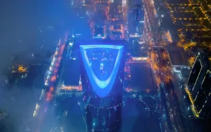 لقطات مذهلة.. كيف بدت ناطحات سحاب الرياض وسط الضباب ليلاً؟