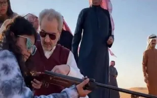 الوليد بن طلال برفقة حفيداته الخمسة في رحلة برية بالصحراء «فيديو»