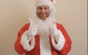 الأمير هاري متنكرًا في زي «بابا نويل».. ماذا يفعل؟ «فيديو»