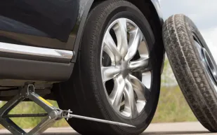  لماذا تخلت السيارات الحديثة عن الإطار الاحتياطي؟