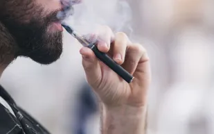 الأطباء يكشفون صدمة لاستبدال التبغ بالسجائر الإلكترونية