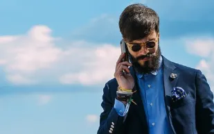 لمسة الأناقة الساحرة.. دليل الرجل العصري لارتداء أساور اليد