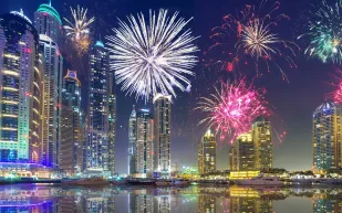 العالم يترقب عروض الألعاب النارية في احتفالية رأس السنة 2020 بالإمارات