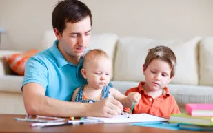 الغيرة عند الأطفال.. كيف تتعامل معها بذكاء أبوي؟