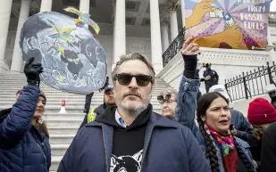 لماذا ألقت الشرطة القبض على بطل فيلم الجوكر؟ (فيديو)