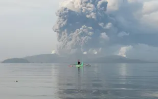 السماء تمطر حجارة في الفلبين.. تعرف على السبب «فيديو»