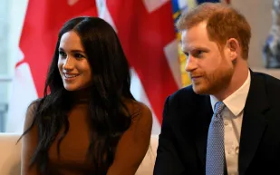 من البداية للتجريد.. محطات مهمة في أزمة انفصال الأمير هاري وزوجته عن العائلة الملكية