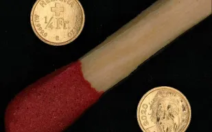 سويسرا تخلد ذكرى «أينشتاين» بسك أصغر عملة ذهبية في العالم «فيديو»