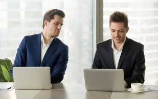 يعطلك عن العمل ولا يستجيب للتلميحات.. كيف تتعامل مع زميلك الثرثار؟