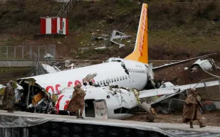 لتجنب الكارثة.. هذه أكثر الأماكن أمانا وقت تحطم الطائرة «فيديو»