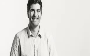 عمر الحموي.. قصة نجاح رجل  الأعمال الذي خدم 90 % من سكان العالم